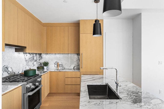 30-05 Vernon Blvd Ph-A, Ph-A New York City, NY 11102 - kitchen with gas range, decorative backsplash, and light stone countertops