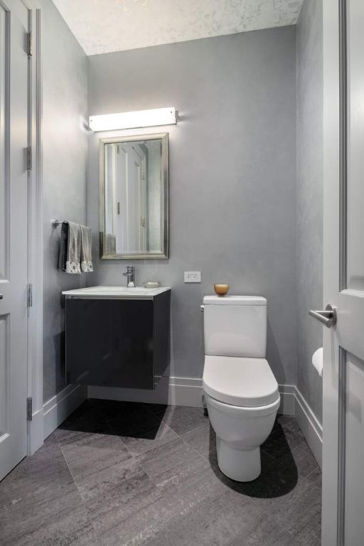 full bathroom featuring plenty of natural light, toilet, vanity, and independent shower and bath