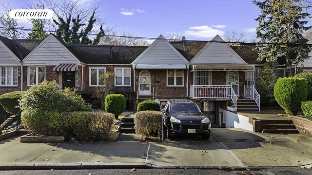 view of front of property