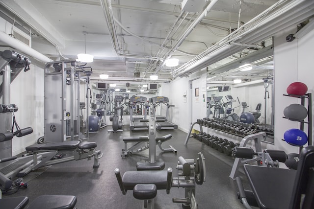 exercise room featuring baseboards