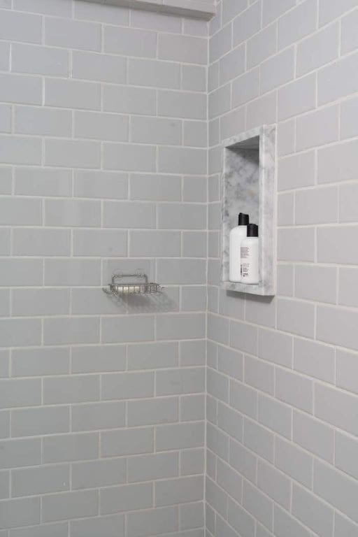 bathroom featuring tiled shower