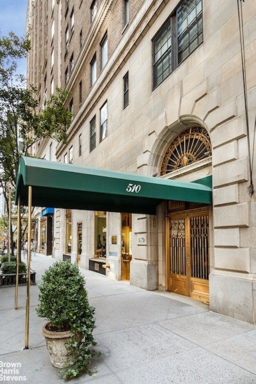 Listing photo 3 for 510 Park Ave Unit 4B, New York City NY 10022