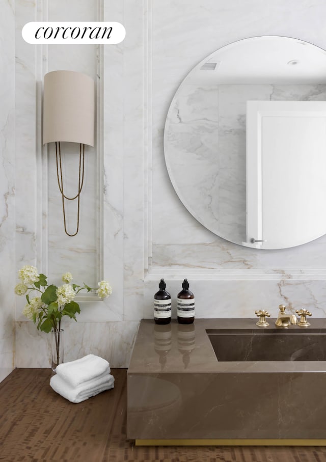 bathroom featuring a sink