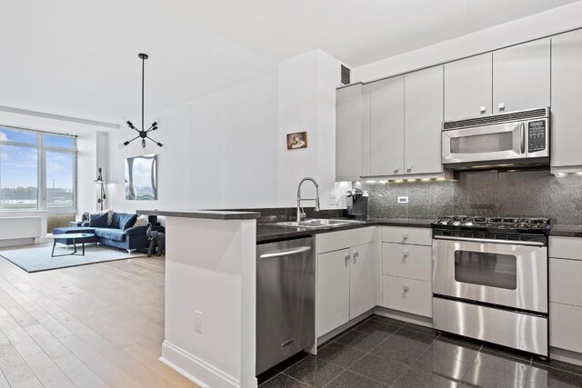 Listing photo 3 for 120 Riverside Blvd Unit 4N, New York City NY 10069