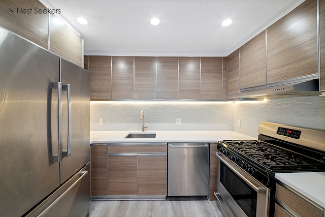 47-05 5th St Unit 203, New York City, NY 11101 - kitchen with stainless steel appliances, under cabinet range hood, a sink, backsplash, and modern cabinets