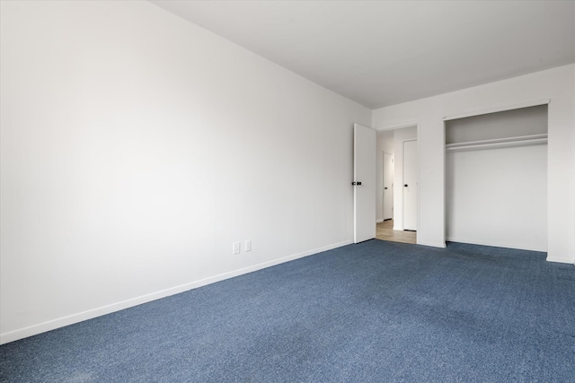 unfurnished bedroom featuring a closet, baseboards, and carpet flooring