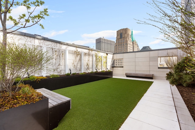 view of yard featuring a view of city