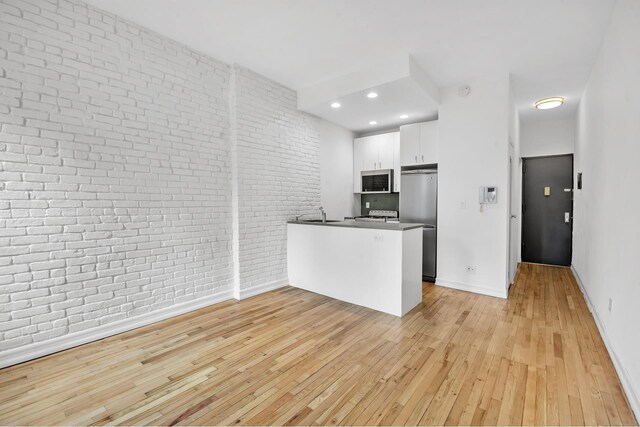 Listing photo 3 for 237 E 88th St Unit 302, New York City NY 10128