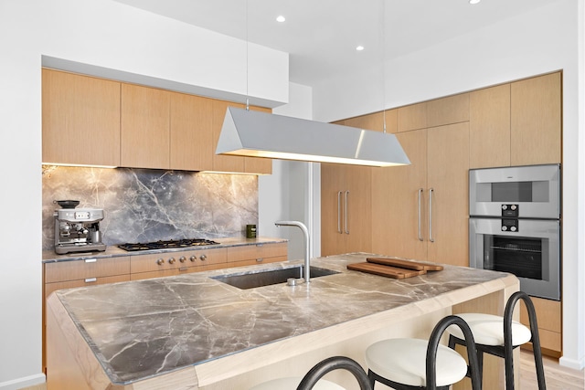 30 Front St Unit 28B, New York City, NY 11201 - kitchen featuring a sink, tasteful backsplash, a kitchen bar, gas cooktop, and modern cabinets