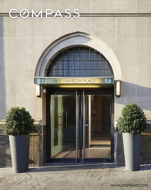 view of exterior entry with stucco siding