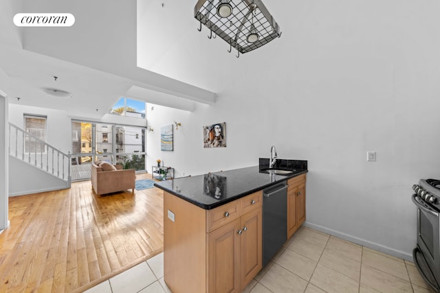 kitchen featuring visible vents, dark stone counters, appliances with stainless steel finishes, open floor plan, and a peninsula