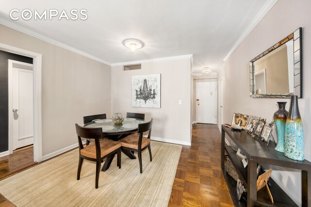 dining room featuring visible vents, crown molding, and baseboards