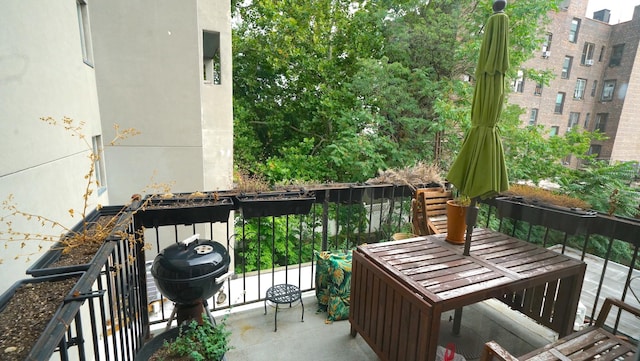 balcony featuring a grill