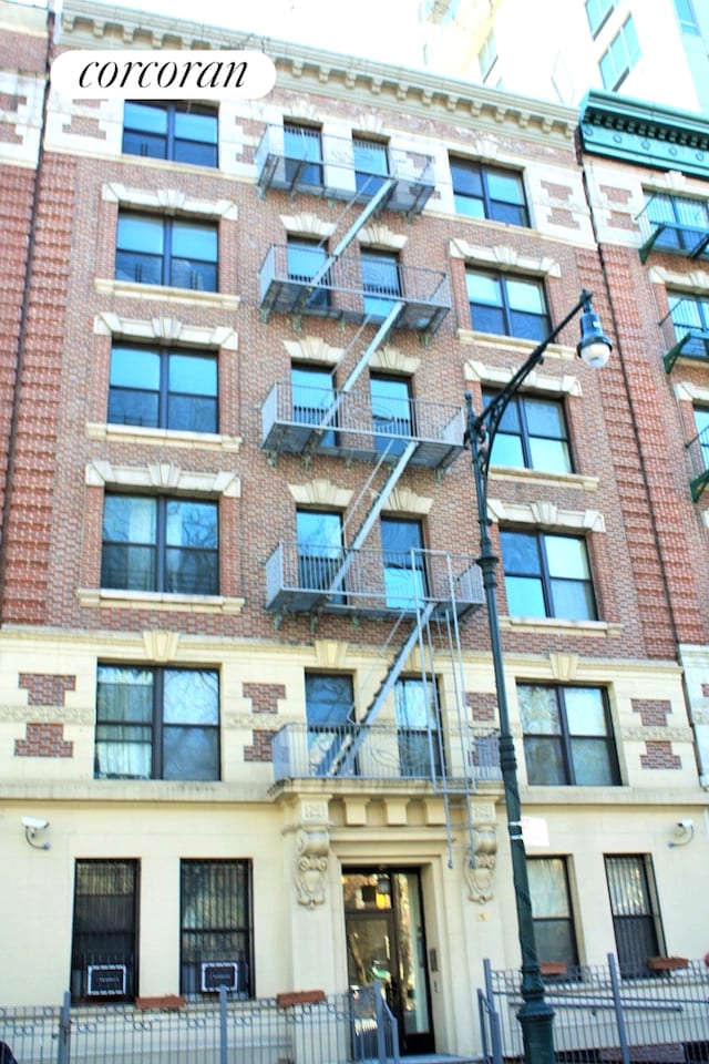 250 Manhattan Ave Unit 1A, New York City, NY 10026 - view of apartment building / complex with a fenced front yard