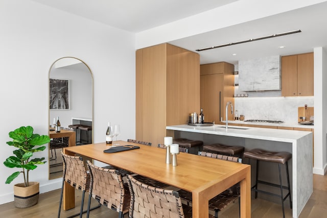 dining room with sink and light hardwood / wood-style floors