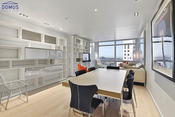 dining area with recessed lighting, light wood-style flooring, and baseboards