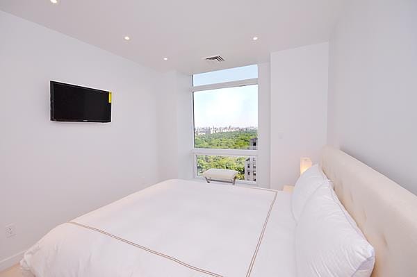 bedroom with visible vents and recessed lighting