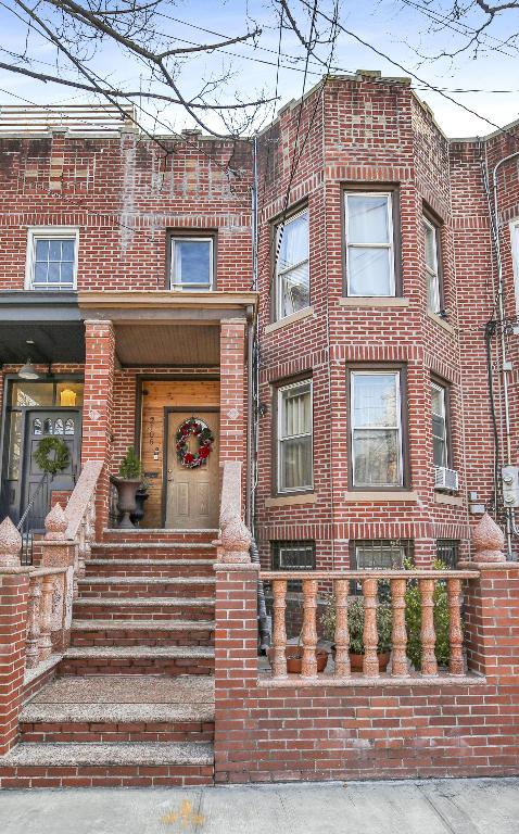 view of front of home featuring brick siding