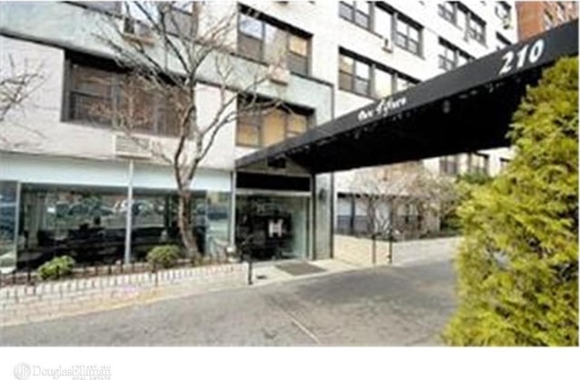 view of apartment building / complex