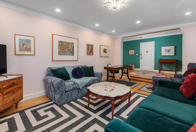 living room featuring recessed lighting, crown molding, baseboards, and wood finished floors