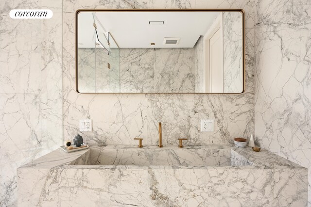 18 Orient Ave, New York City, NY 11211 - view of full bathroom