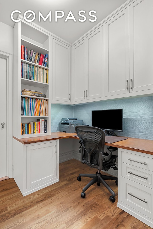 office area featuring built in desk and light wood-type flooring