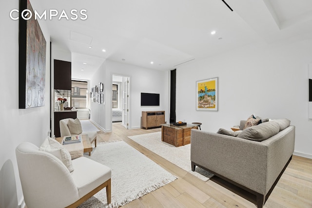 living area featuring light wood finished floors, recessed lighting, and baseboards