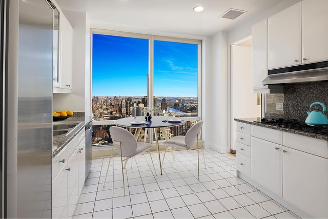 bedroom featuring carpet floors, a city view, and wallpapered walls