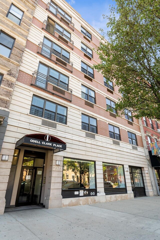 view of apartment building / complex