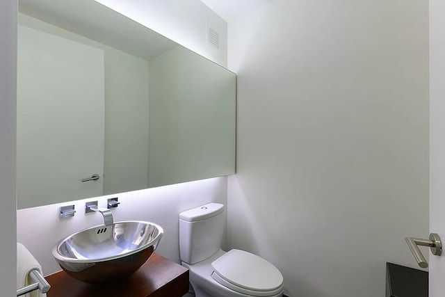 bathroom featuring toilet and sink