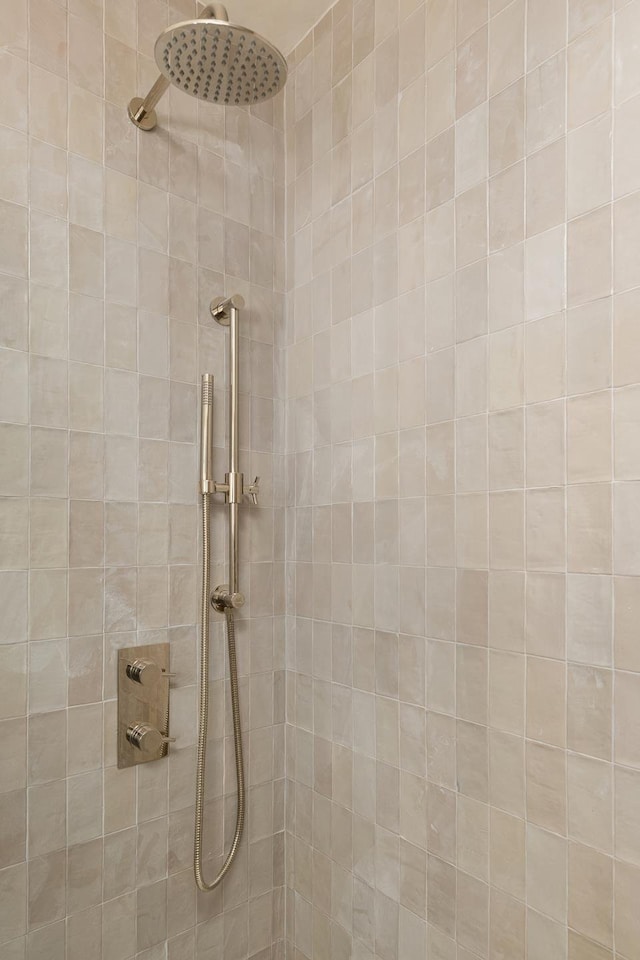 full bathroom featuring a tile shower