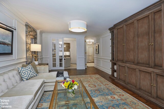 living room featuring ceiling fan, dark parquet flooring, and crown molding