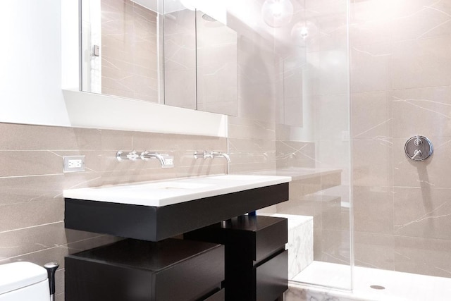 bathroom with toilet, tile walls, an enclosed shower, and decorative backsplash