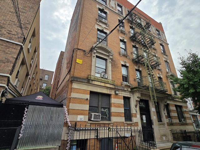 924 Summit Ave Unit 1B, New York City, NY 10452 - view of apartment building / complex featuring a fenced front yard