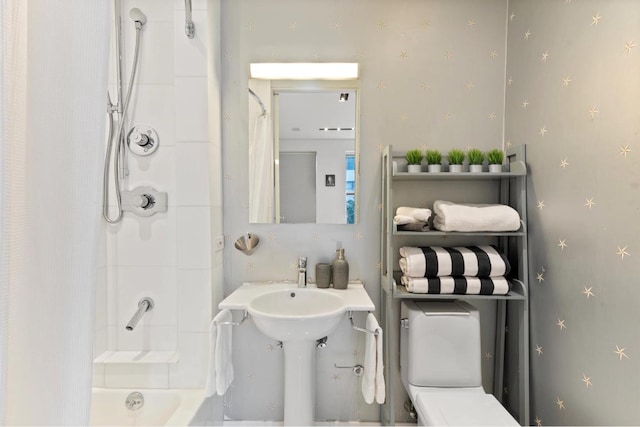 bathroom featuring toilet and shower / tub combo