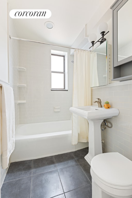 bathroom featuring shower / bathtub combination with curtain, tile patterned floors, backsplash, tile walls, and toilet