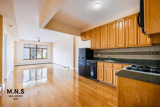 kitchen with black appliances, light hardwood / wood-style floors, sink, backsplash, and ceiling fan