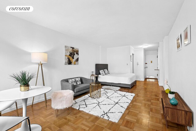 240 E 76th St Unit 1U, New York City, NY 10021 - living room featuring baseboards