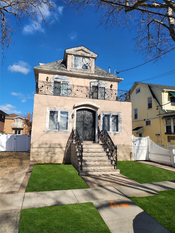 view of front of property with a front lawn