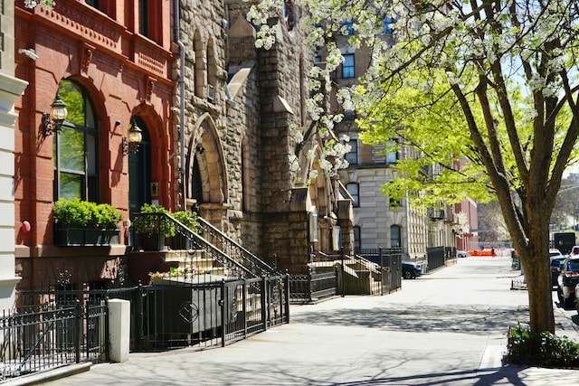 surrounding community featuring a fenced front yard