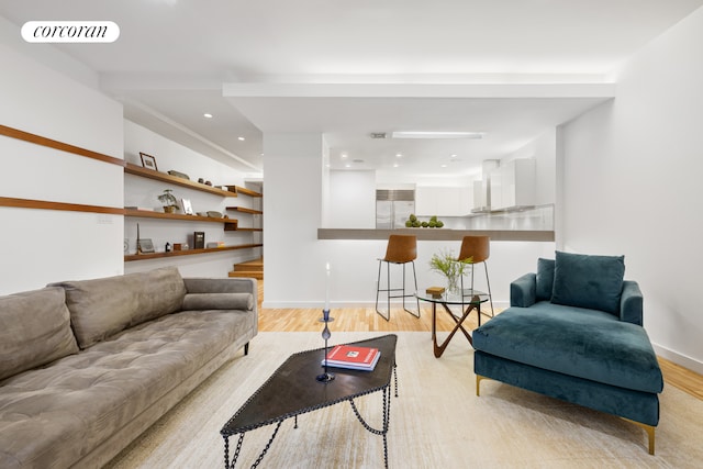 living room featuring light wood finished floors, recessed lighting, visible vents, and baseboards