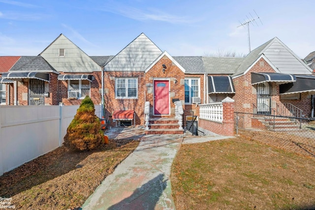 view of front of home featuring a front yard