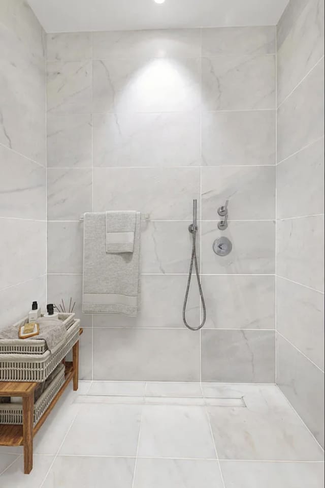 bathroom featuring a tile shower