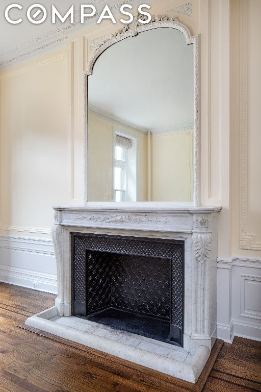 room details featuring crown molding and hardwood / wood-style floors