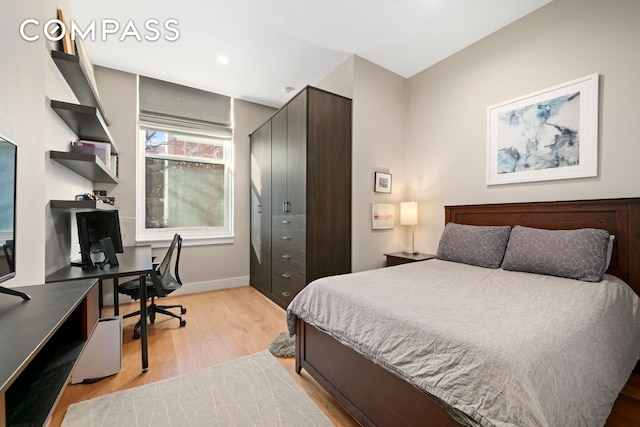 bedroom featuring light wood-type flooring, an office area, baseboards, and recessed lighting