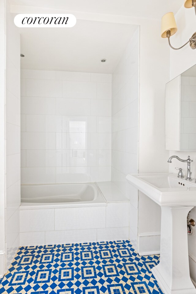 bathroom featuring sink