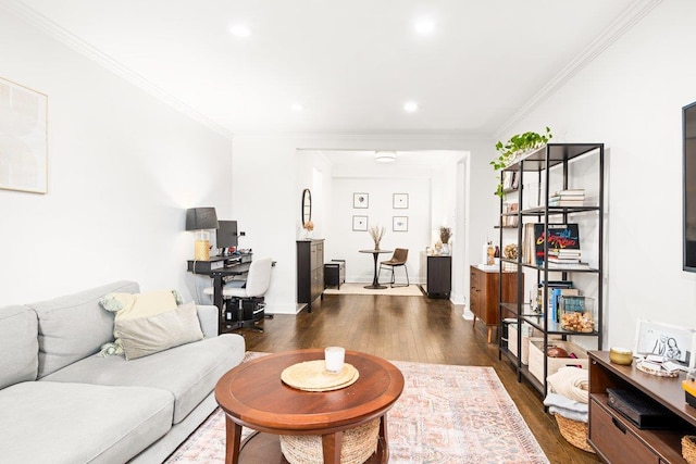 living area with recessed lighting, baseboards, dark wood-style flooring, and crown molding