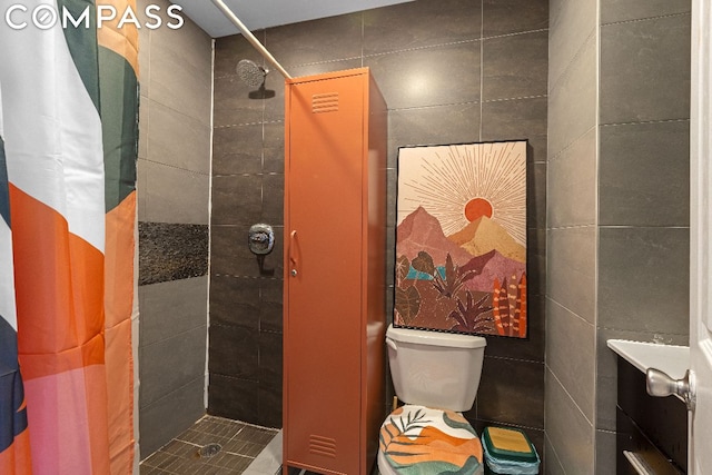 bathroom with toilet and a shower with curtain