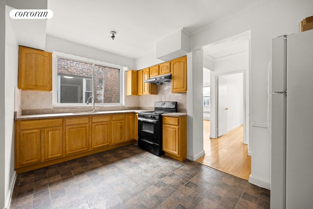 spare room with ceiling fan, radiator heating unit, ornamental molding, and light wood-type flooring