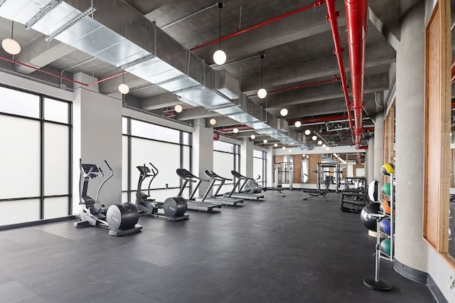 exercise room featuring baseboards